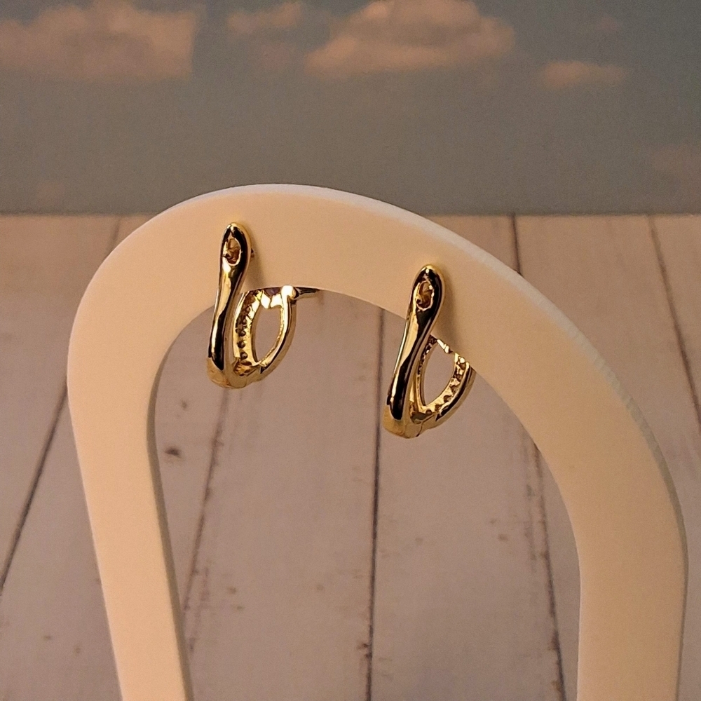 💥 Pretty Bird Sweetheart Huggie Earrings – Gold-Plated with Pink Crystal Charm - Picture 6 of 8